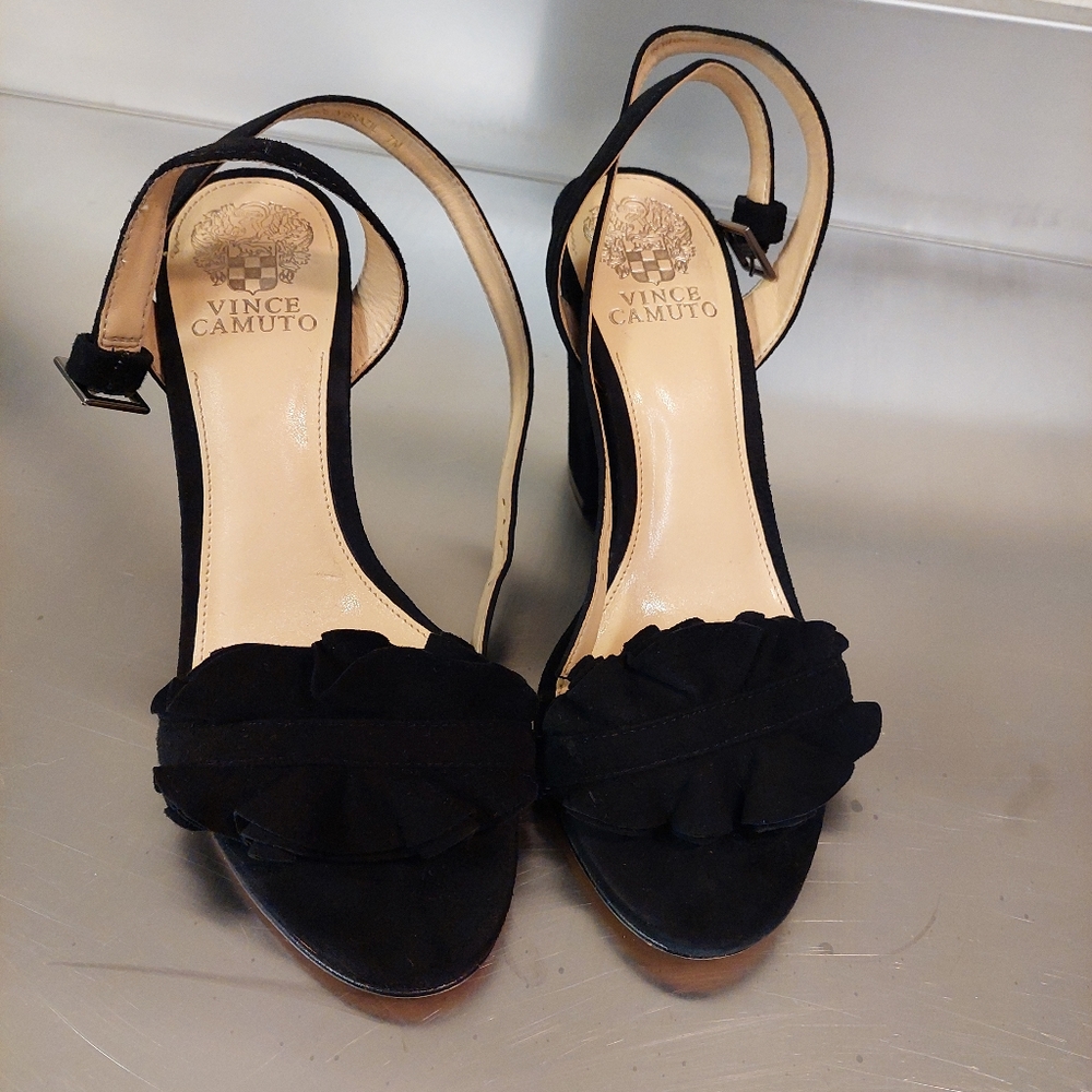 Vince Camuto  women's black ankle  strap block heel sandals. - Picture 2 of 3